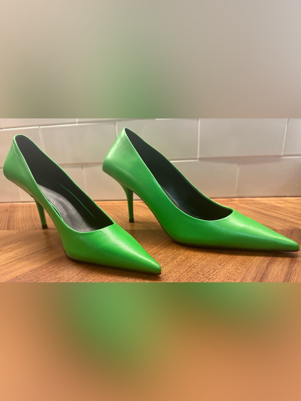 NWOT Neon Green Extreme Pointed Toe Stiletto Knife Style Pumps - Size 36